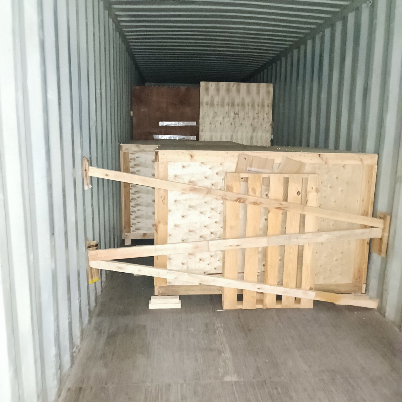 Gia cố hàng hóa trong container - Đóng Pallet Gỗ TLP - Công Ty TNHH Logistic TLP